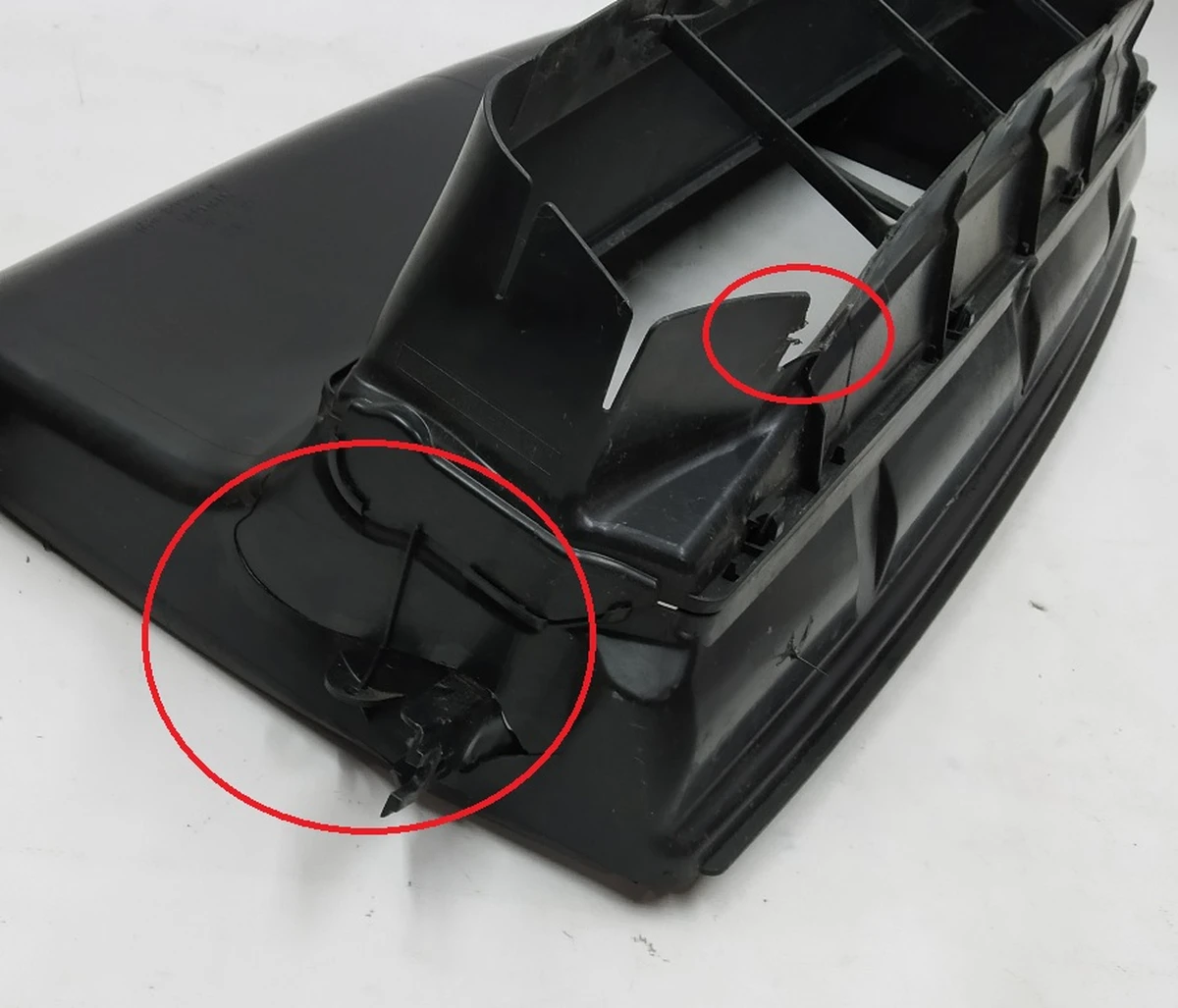 Диффузор (воздуховод) основной центральный (с повреждениями) BMW I3 51747306421