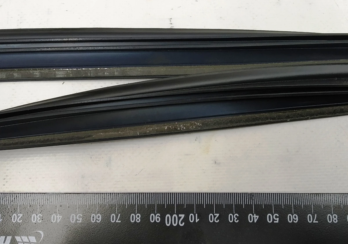 Уплотнитель крыши правый/левый BMW i3 51447305025