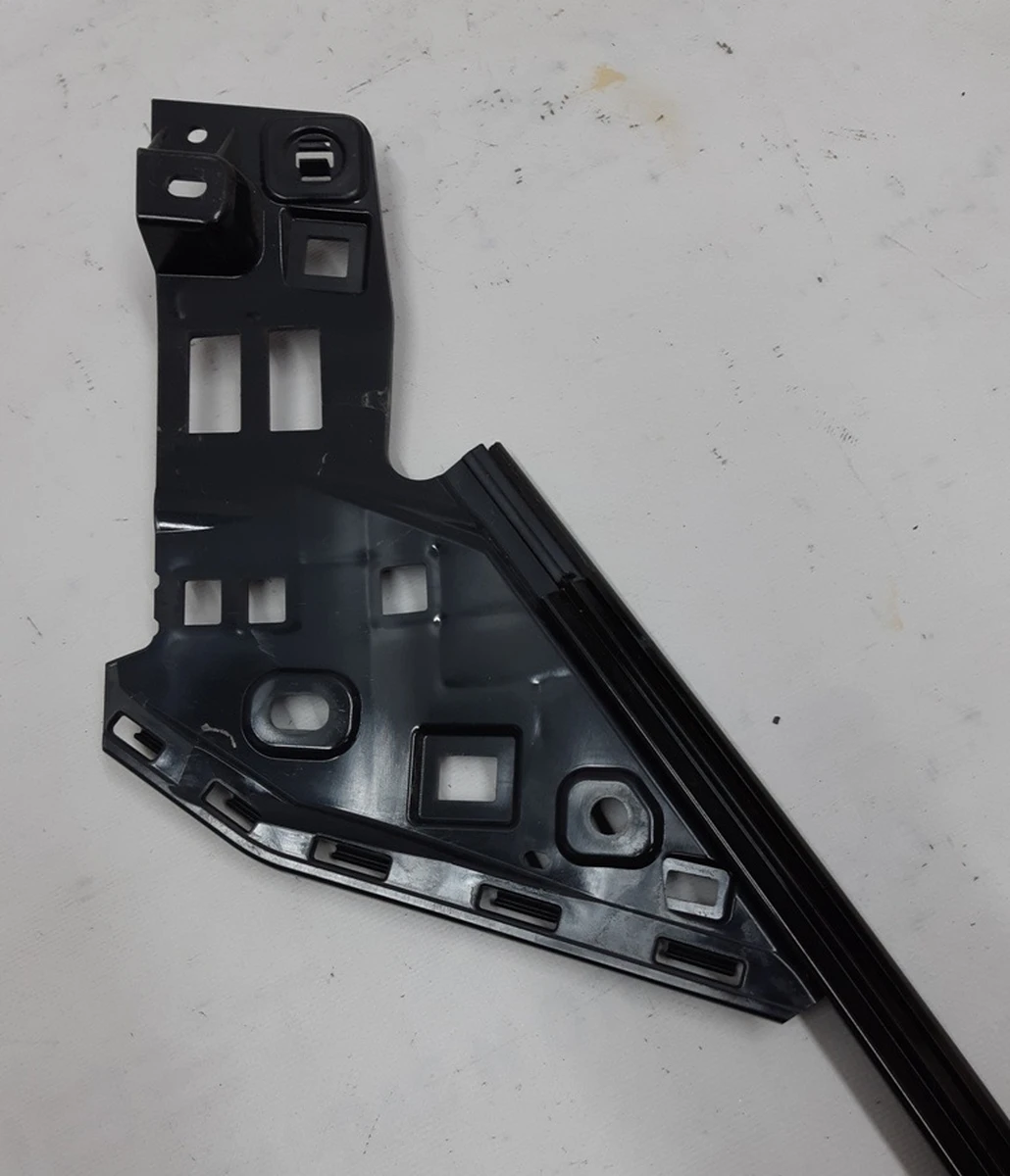 Кронштейн кріплення накладки передньої стійки правий BMW i3 51137314020