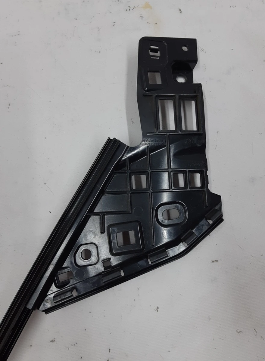 Кронштейн кріплення накладки передньої стійки правий BMW i3 51137314020