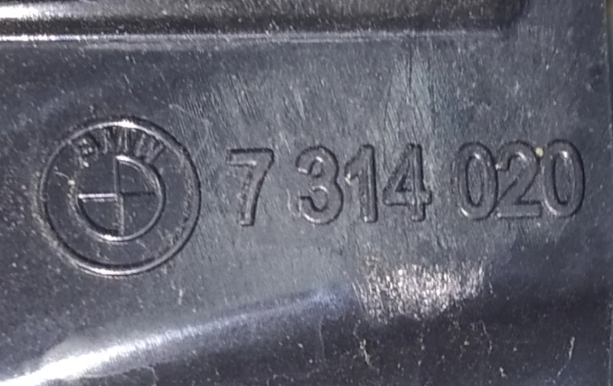 Кронштейн кріплення накладки передньої стійки правий BMW i3 51137314020