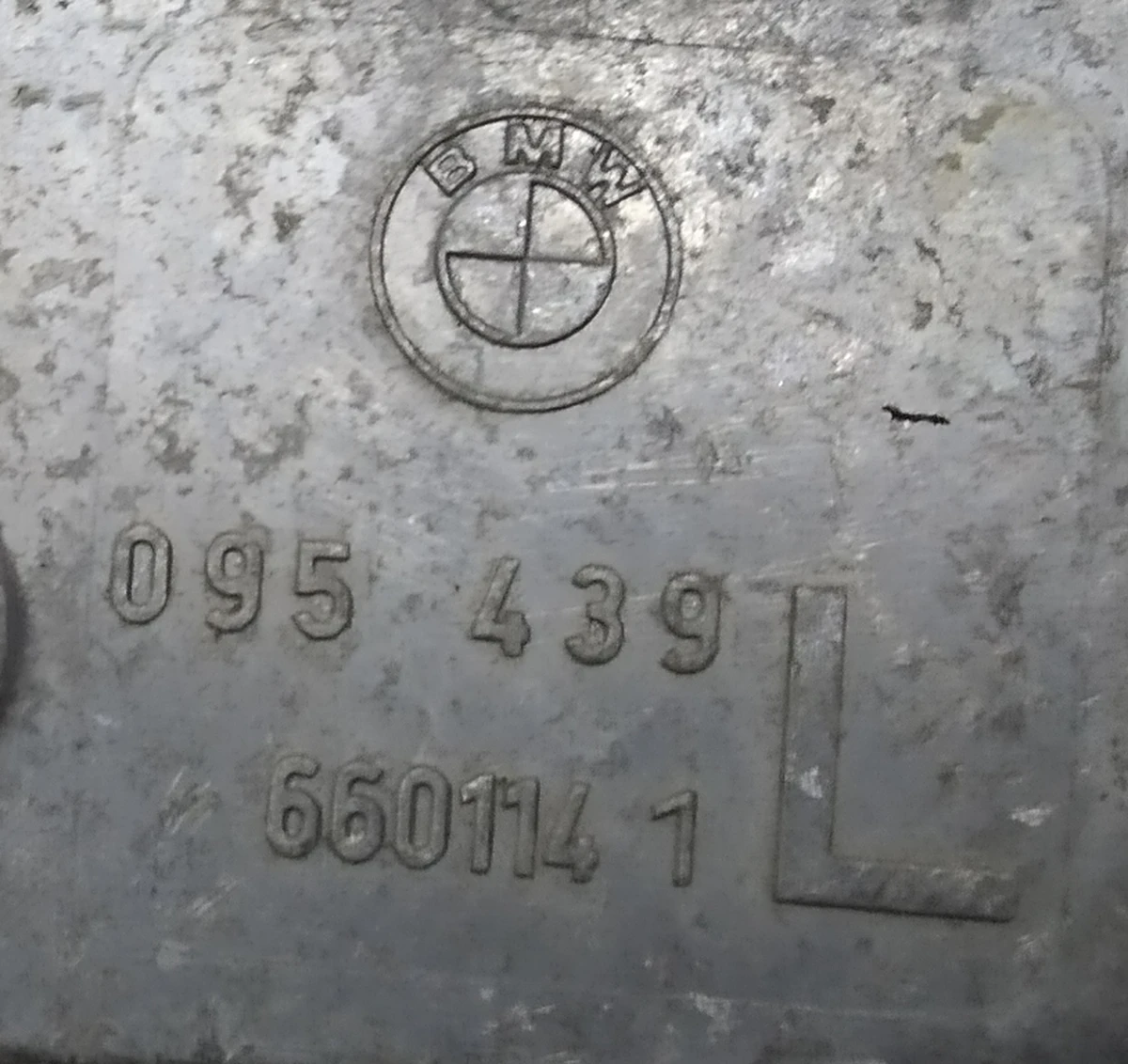 Електродвигун механізму склоочисника лівого в зборі з кронштейном кріплення і гайкою склоочисника BMW I3 61617359449