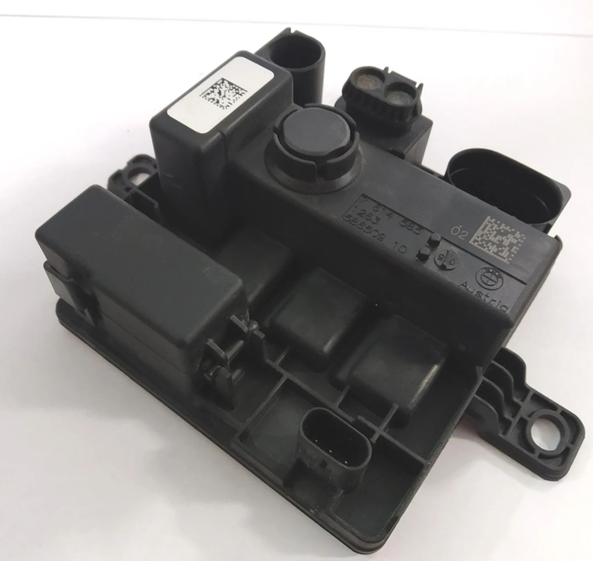 Модуль питания 12V DC двигателя и генератора в сборе с защитной заглушкой и разъемом BMW i3 12637614585