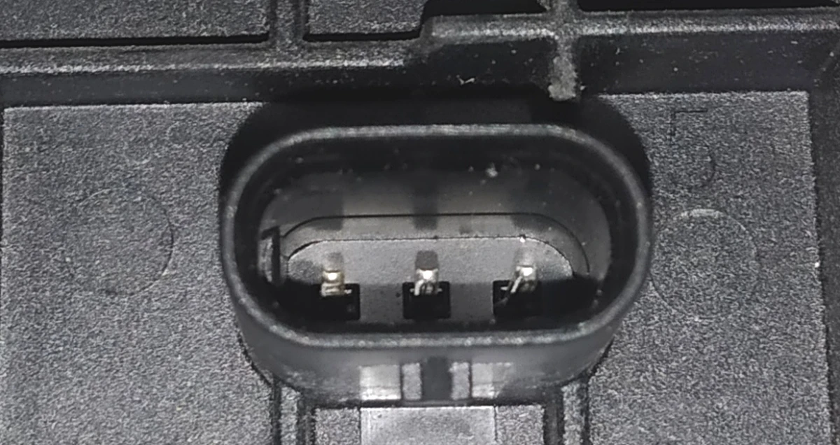 Модуль питания 12V DC двигателя и генератора в сборе с защитной заглушкой и разъемом BMW i3 12637614585