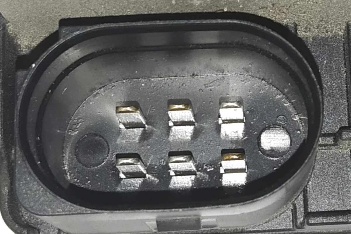 Модуль питания 12V DC двигателя и генератора в сборе с защитной заглушкой и разъемом BMW i3 12637614585