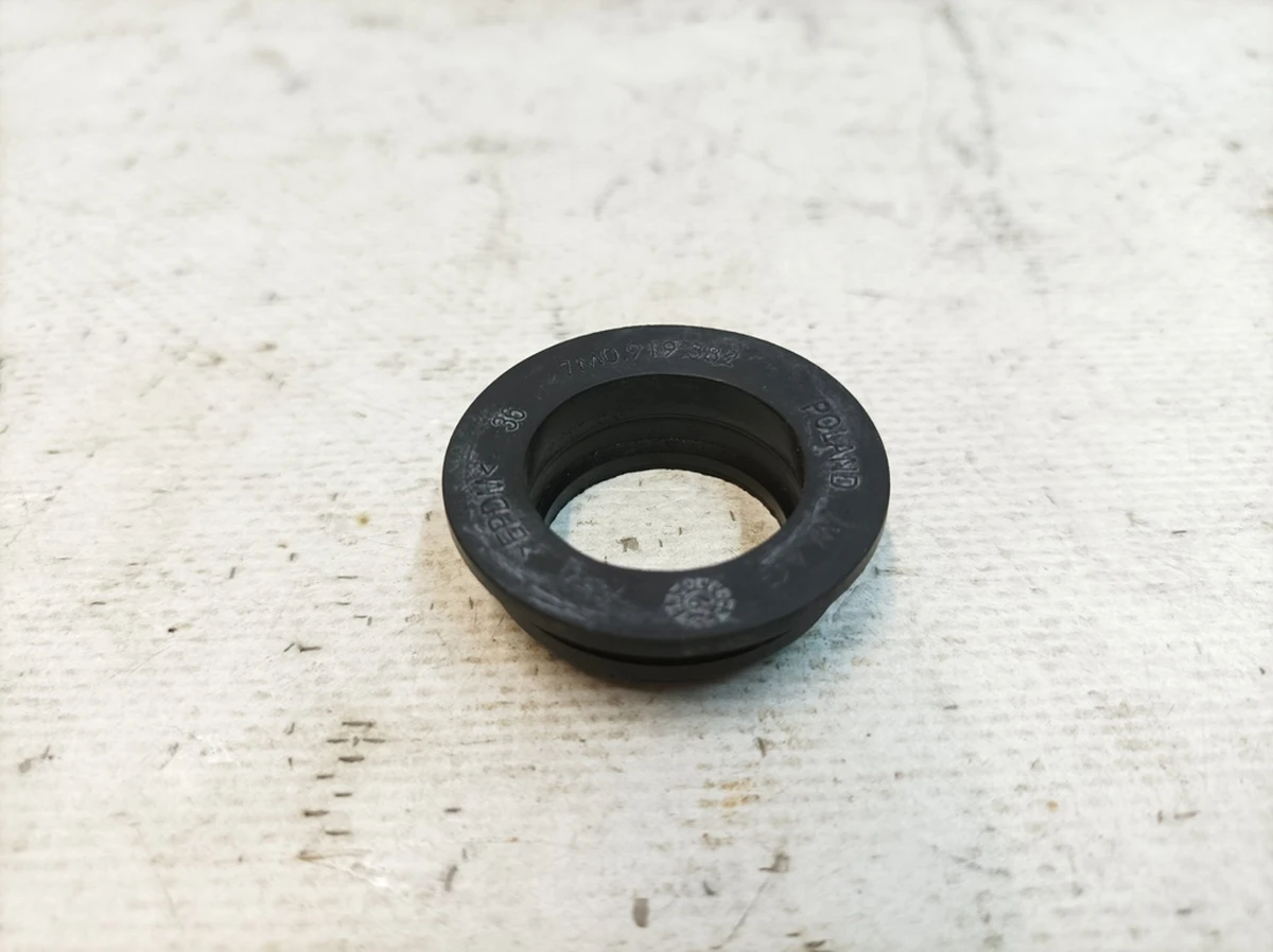 Lip seal for liquid level sensor Audi Q7 7M0919382