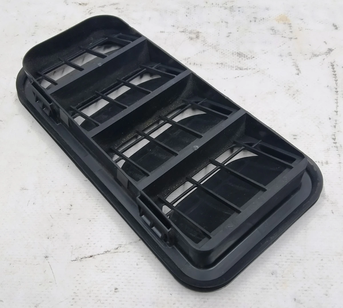 Решетка вентиляционная (заслонка) вытяжки воздуха салона задняя левая/правая 7N0819465C Volkswagen E-GOLF