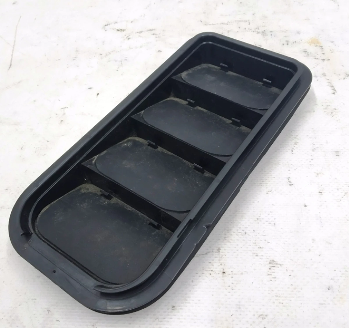 Решетка вентиляционная (заслонка) вытяжки воздуха салона задняя левая/правая 7N0819465C Volkswagen E-GOLF