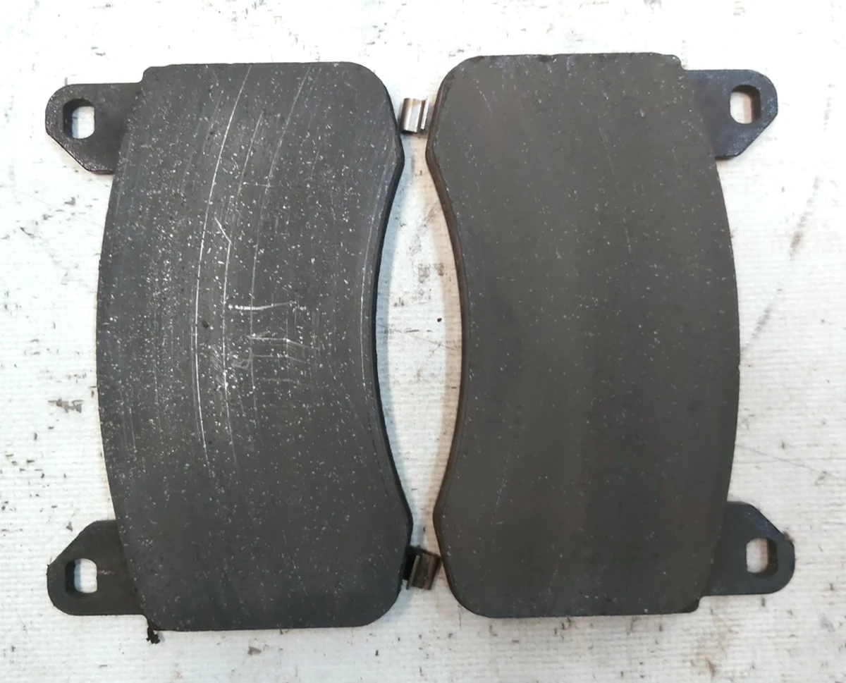 7 Колодки передні гальмові (комплект 2 штуки) BASE Tesla model Y 8008243-00-B