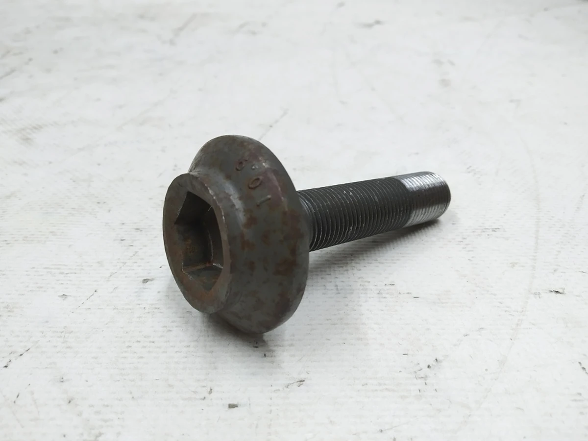 Винт с цилиндрической головкой с буртиком и внутренним шестигранником М16Х1,5Х72 Audi E-tron 8E0407643A