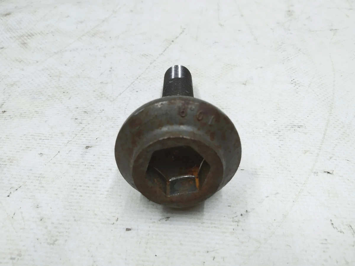 Винт с цилиндрической головкой с буртиком и внутренним шестигранником М16Х1,5Х72 Audi E-tron 8E0407643A