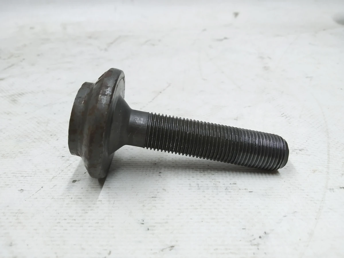 Винт с цилиндрической головкой с буртиком и внутренним шестигранником М16Х1,5Х72 Audi E-tron 8E0407643A