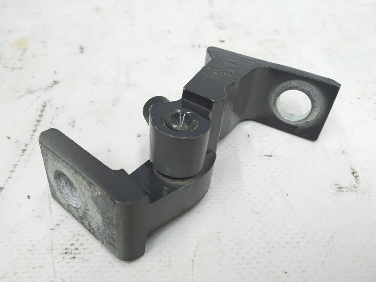 Петля двері задніх лівих верхній / нижній Volkswagen E-GOLF 8K0831401P