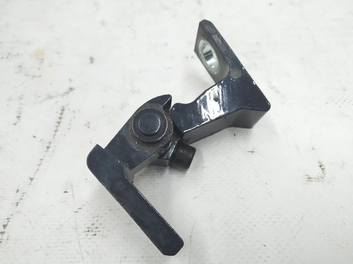 Петля двері задніх лівих верхній / нижній Volkswagen E-GOLF 8K0831401P