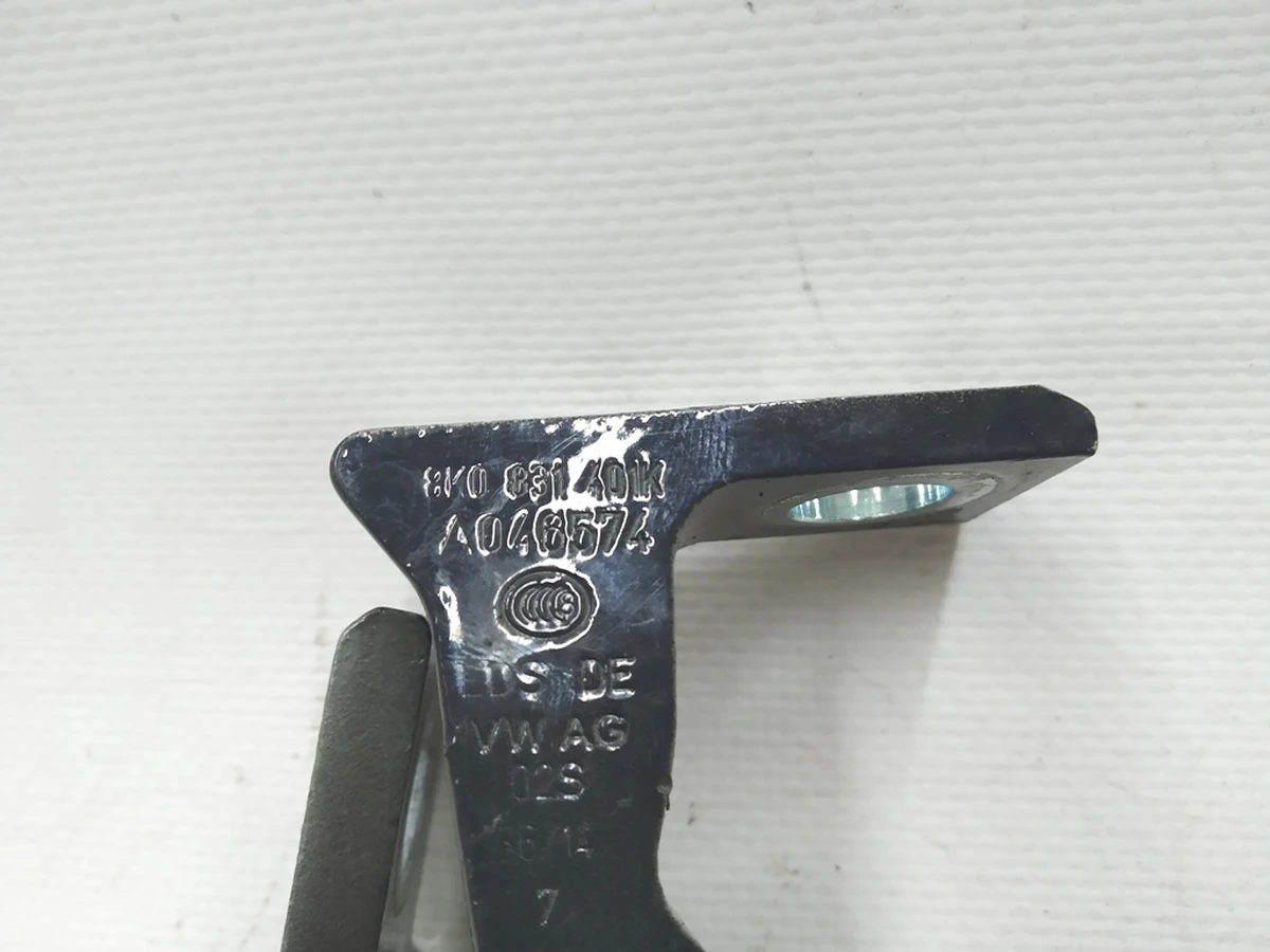 Петля двері задніх лівих верхній / нижній Volkswagen E-GOLF 8K0831401P