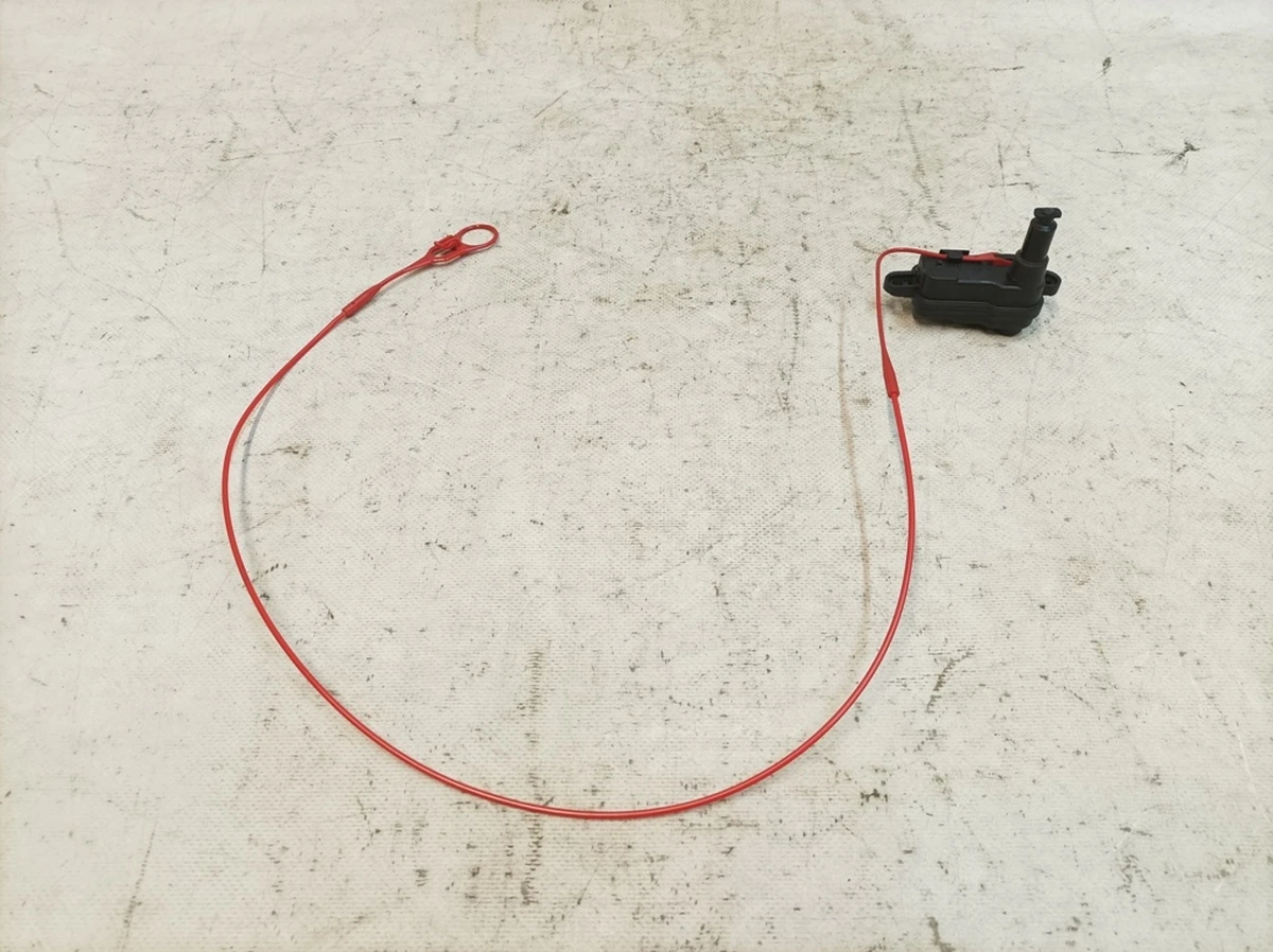 Механизм открытия крышки лючка заливной горловины топливного бака Audi Q7 8S0862153A