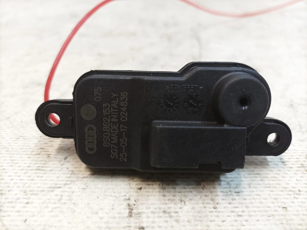 Механизм открытия крышки лючка заливной горловины топливного бака Audi Q7 8S0862153A