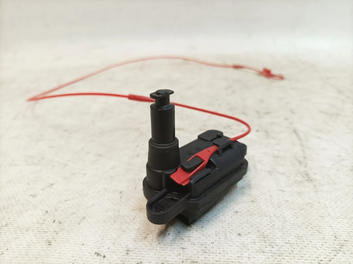 Механизм открытия крышки лючка заливной горловины топливного бака Audi Q7 8S0862153A