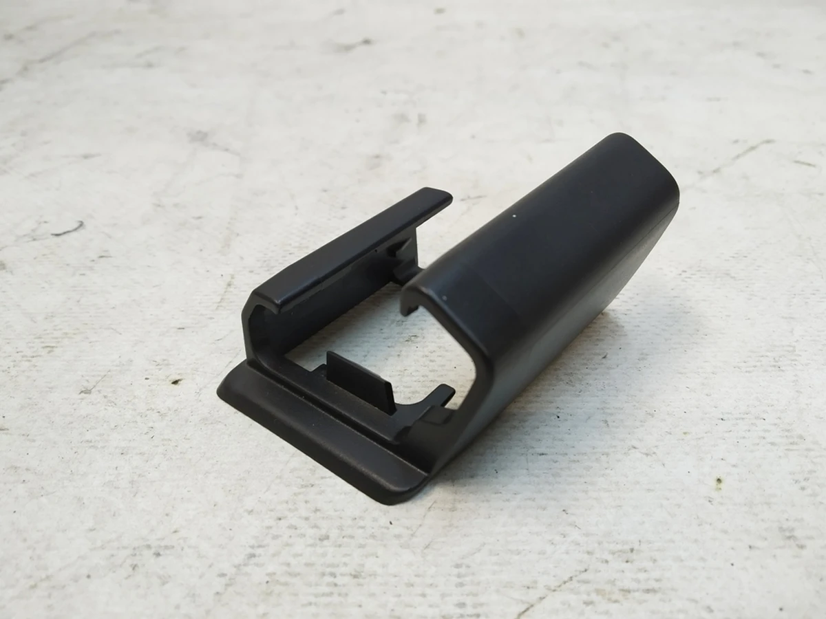 Накладка направляючої санки сидіння переднього з пошкодженням Audi E-tron 8S0881347A