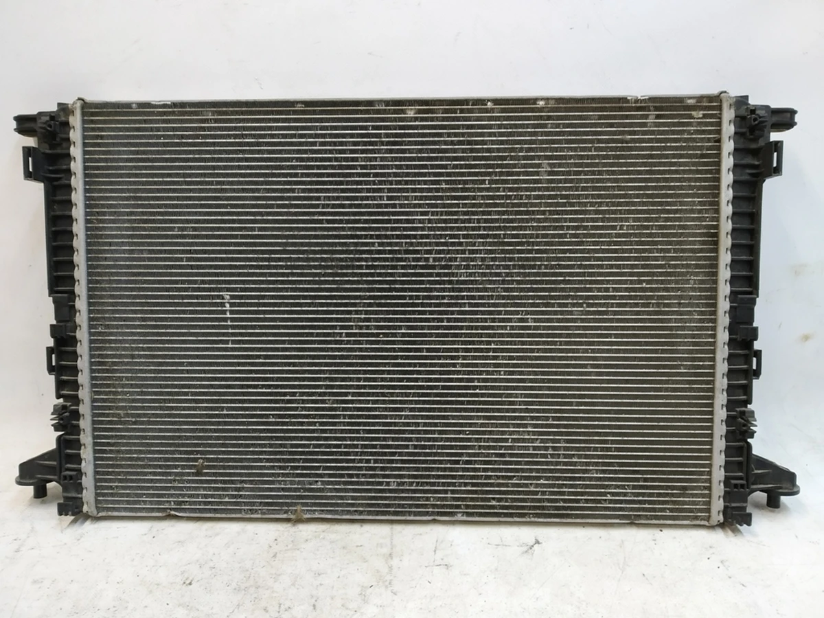 Радіатор рідини, що охолоджує, з пошкодженням Audi Q7 8W0121251AK