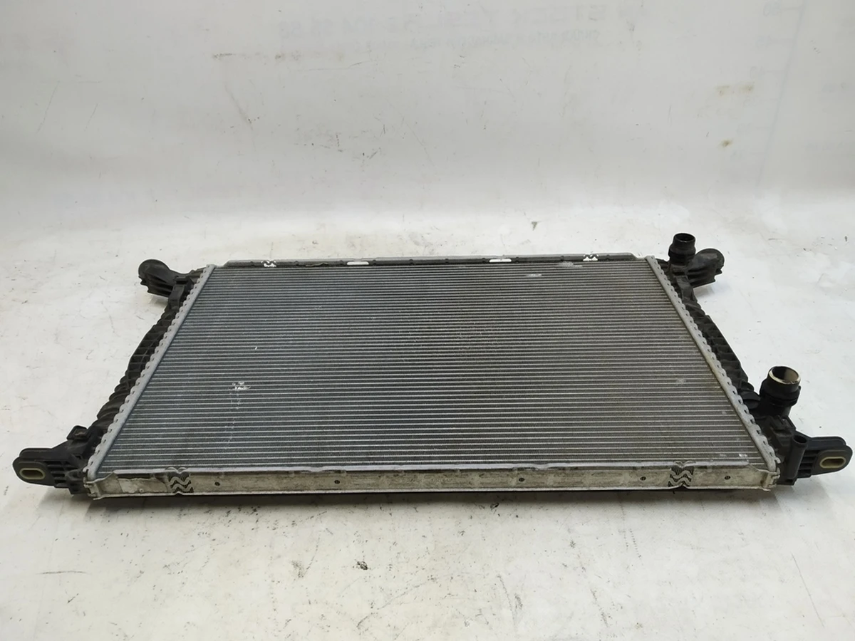 Радіатор рідини, що охолоджує, з пошкодженням Audi Q7 8W0121251AK