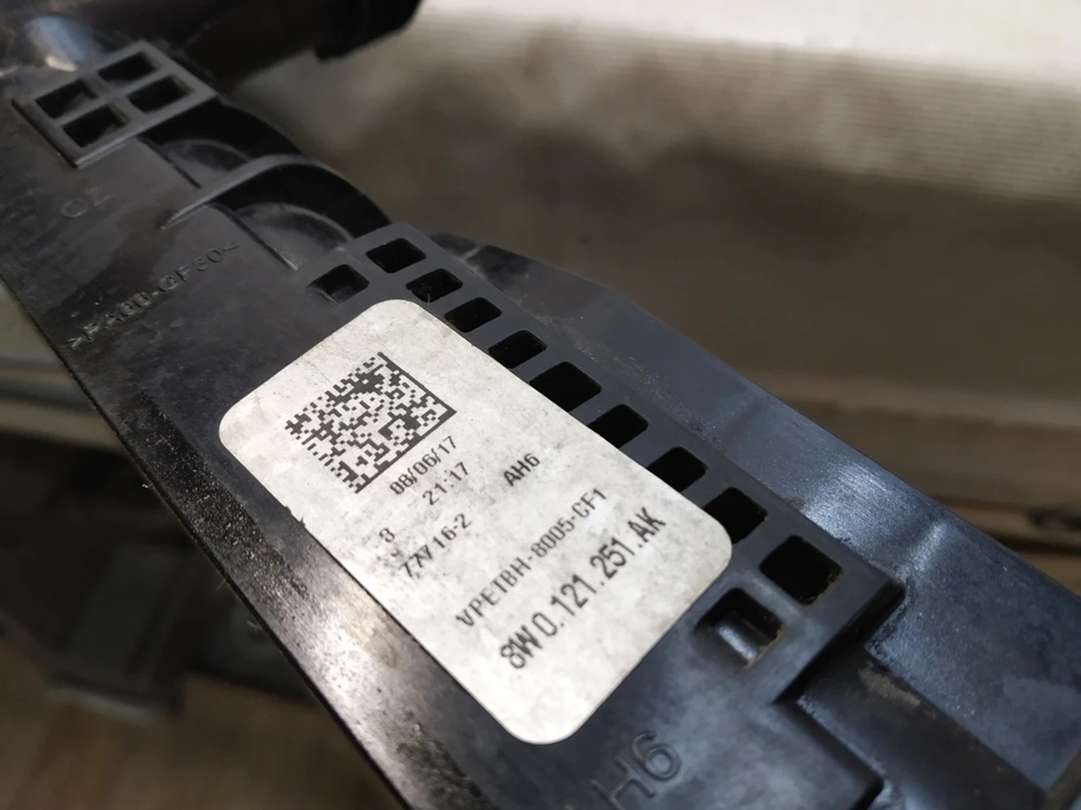 Радіатор рідини, що охолоджує, з пошкодженням Audi Q7 8W0121251AK