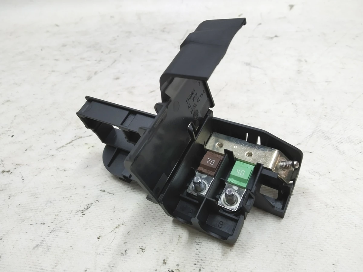 Relay support mounting assembly with fuses Audi E-tron 8W0937503B