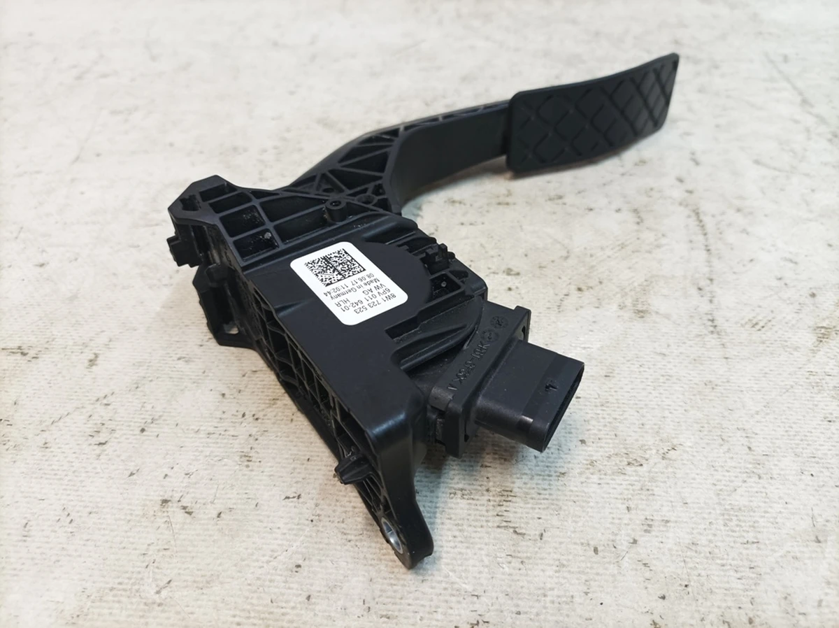 Педаль акселератора с электронным модулем Audi Q7 8W1723523