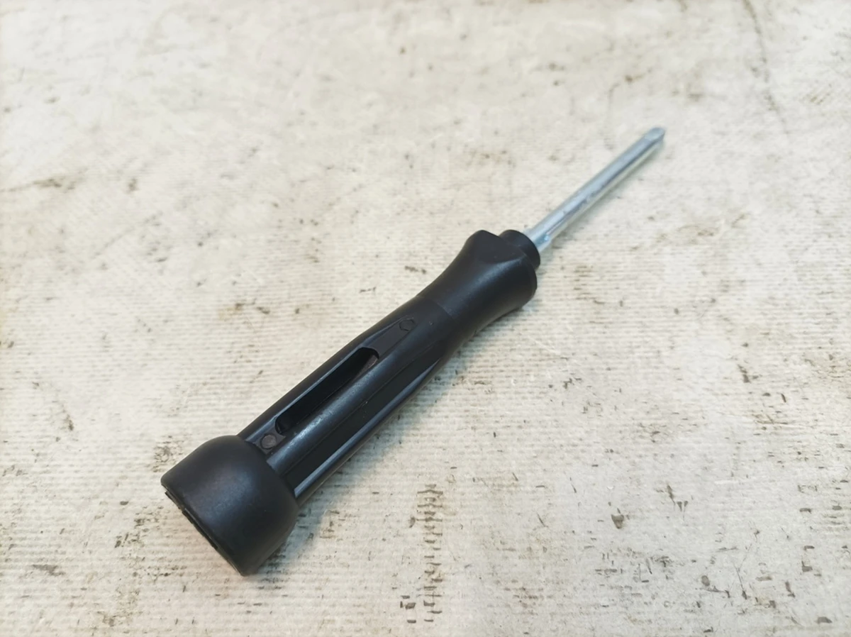 Отвертка со сменными шлицевыми и крестовыми насадками 21ММ Audi A7 8Z0012255