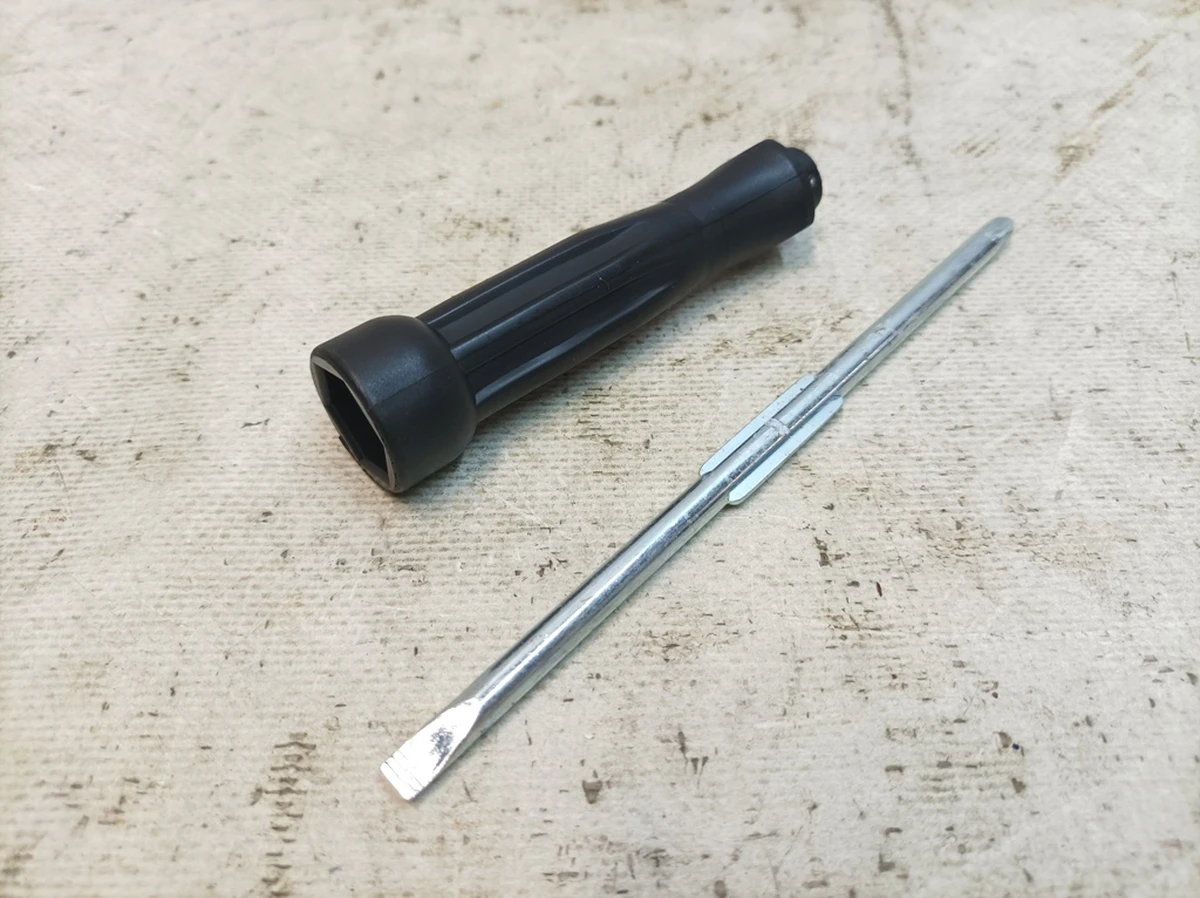 Отвертка со сменными шлицевыми и крестовыми насадками 21ММ Audi A7 8Z0012255