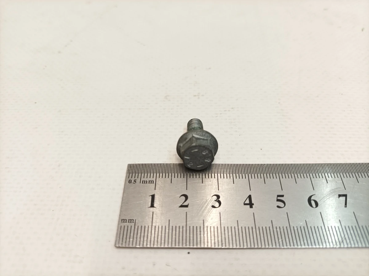 Винт с шестигранной головкой M6X16 Porsche Taycan 95810653200