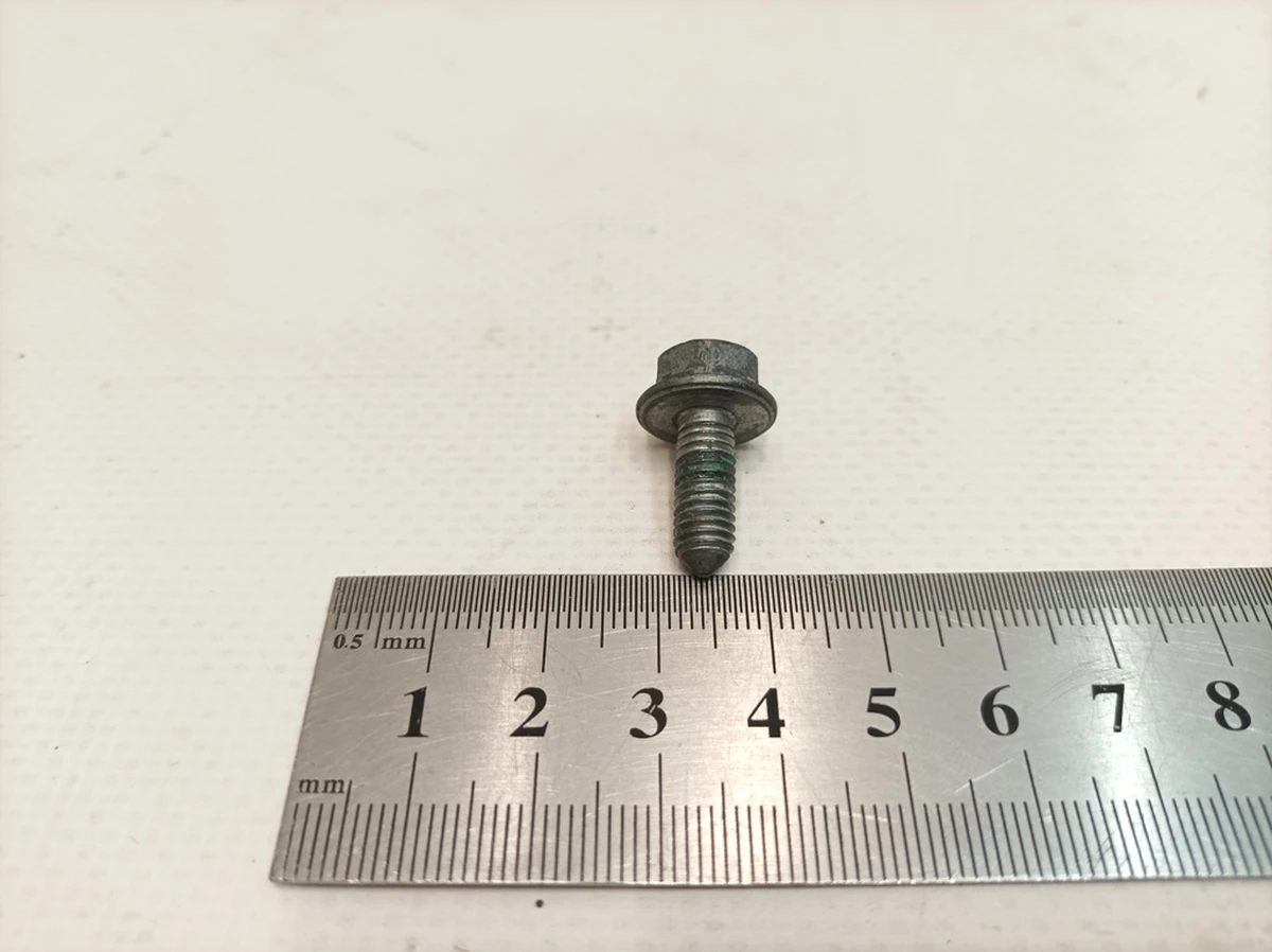 Винт с шестигранной головкой M6X16 Porsche Taycan 95810653200