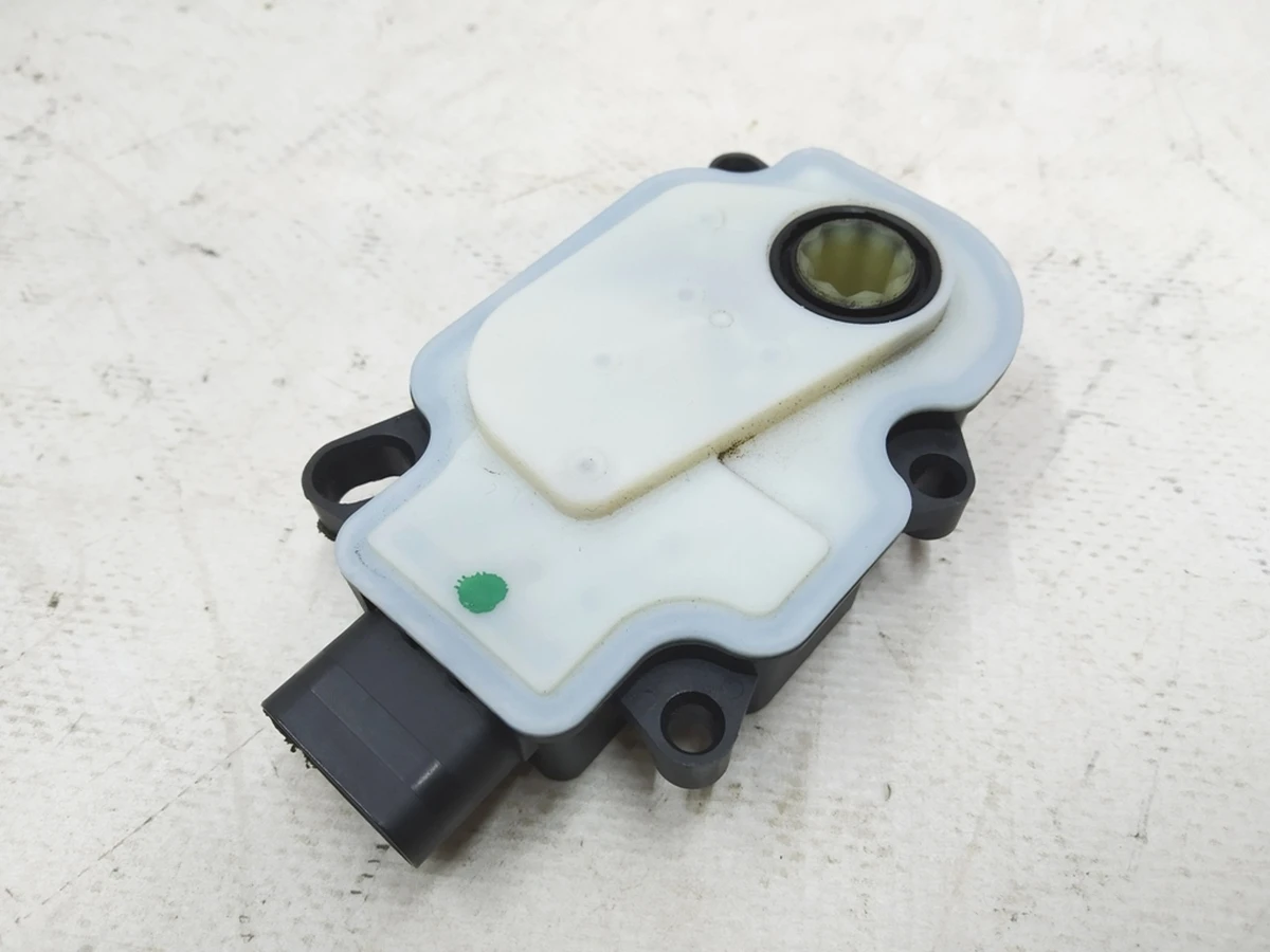 Електродвигун виконавчий жалюзей радіатора Audi E-tron 95B965501S