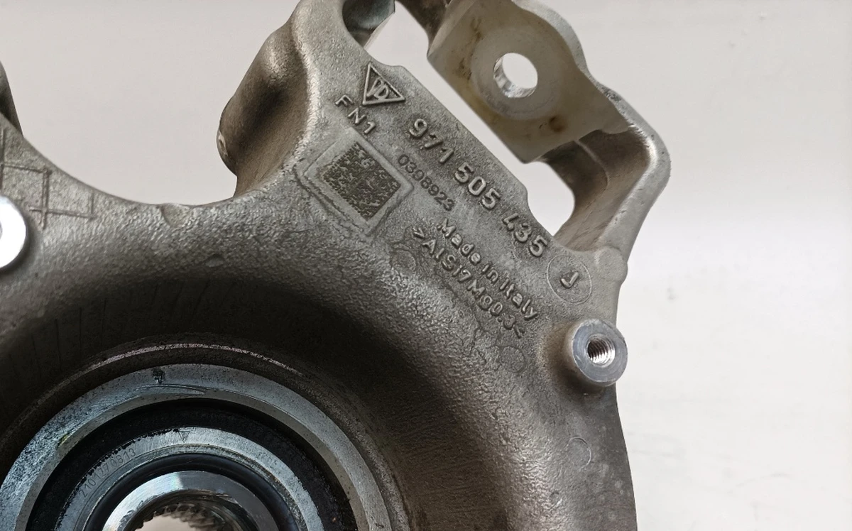 Кулак поворотный задний левый со ступицей в сборе Porsche Taycan 971505435J