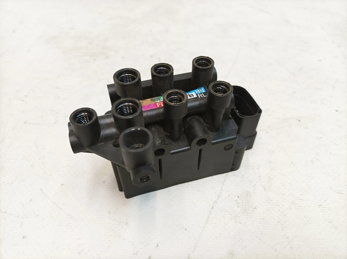 Блок клапанів регулювання дорожнього просвіту Porsche Taycan 971616013C