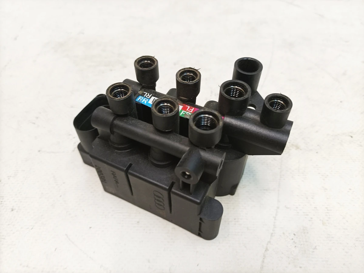 Блок клапанів регулювання дорожнього просвіту Porsche Taycan 971616013C