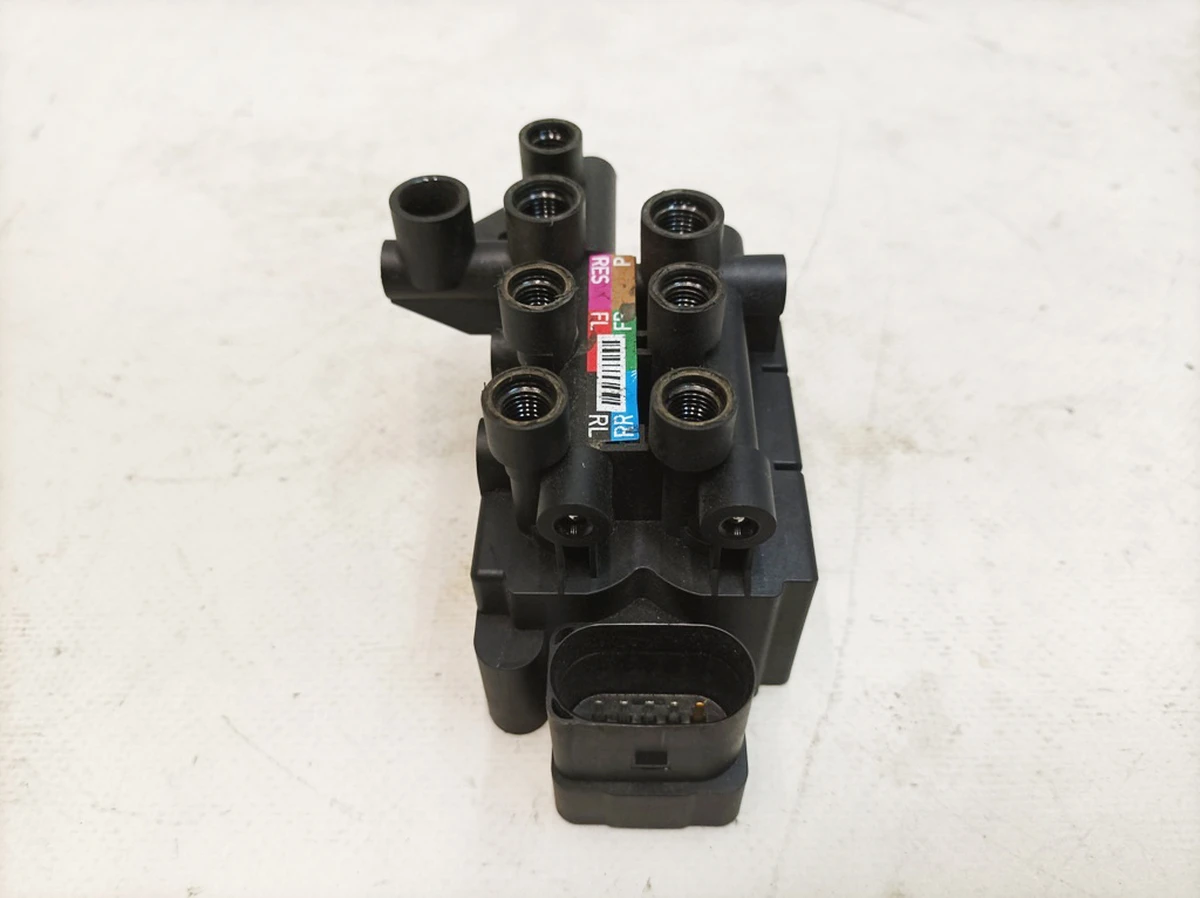 Блок клапанів регулювання дорожнього просвіту Porsche Taycan 971616013C