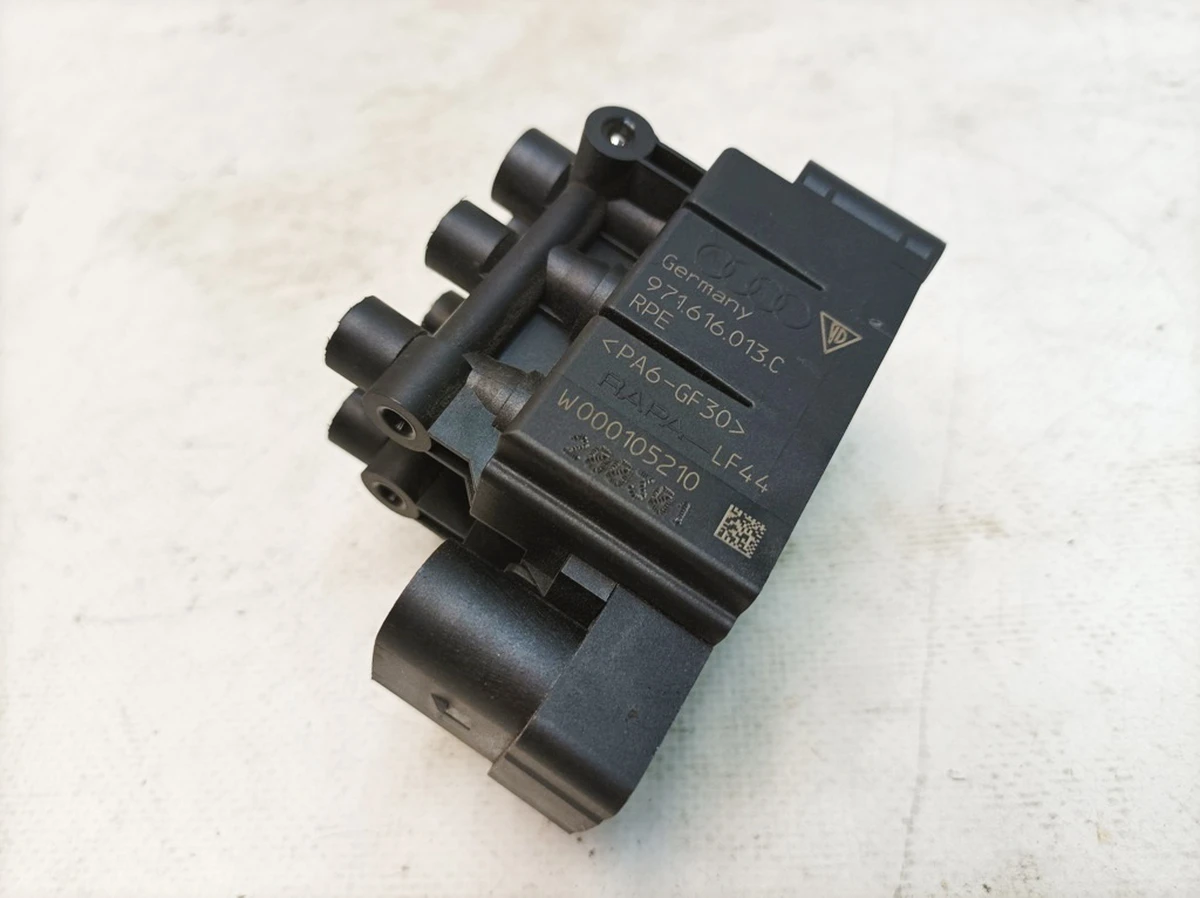 Блок клапанів регулювання дорожнього просвіту Porsche Taycan 971616013C