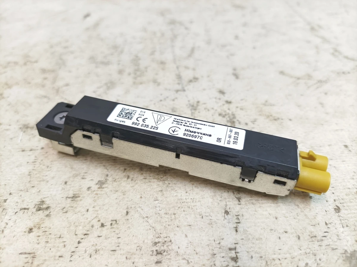 Антенный усилитель крышка багажного отсека правый верхний Porsche Taycan 992035225