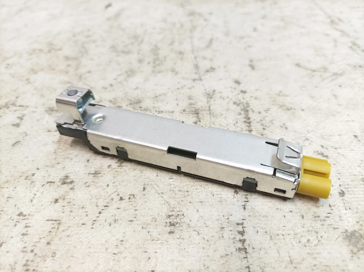 Антенный усилитель крышка багажного отсека правый верхний Porsche Taycan 992035225