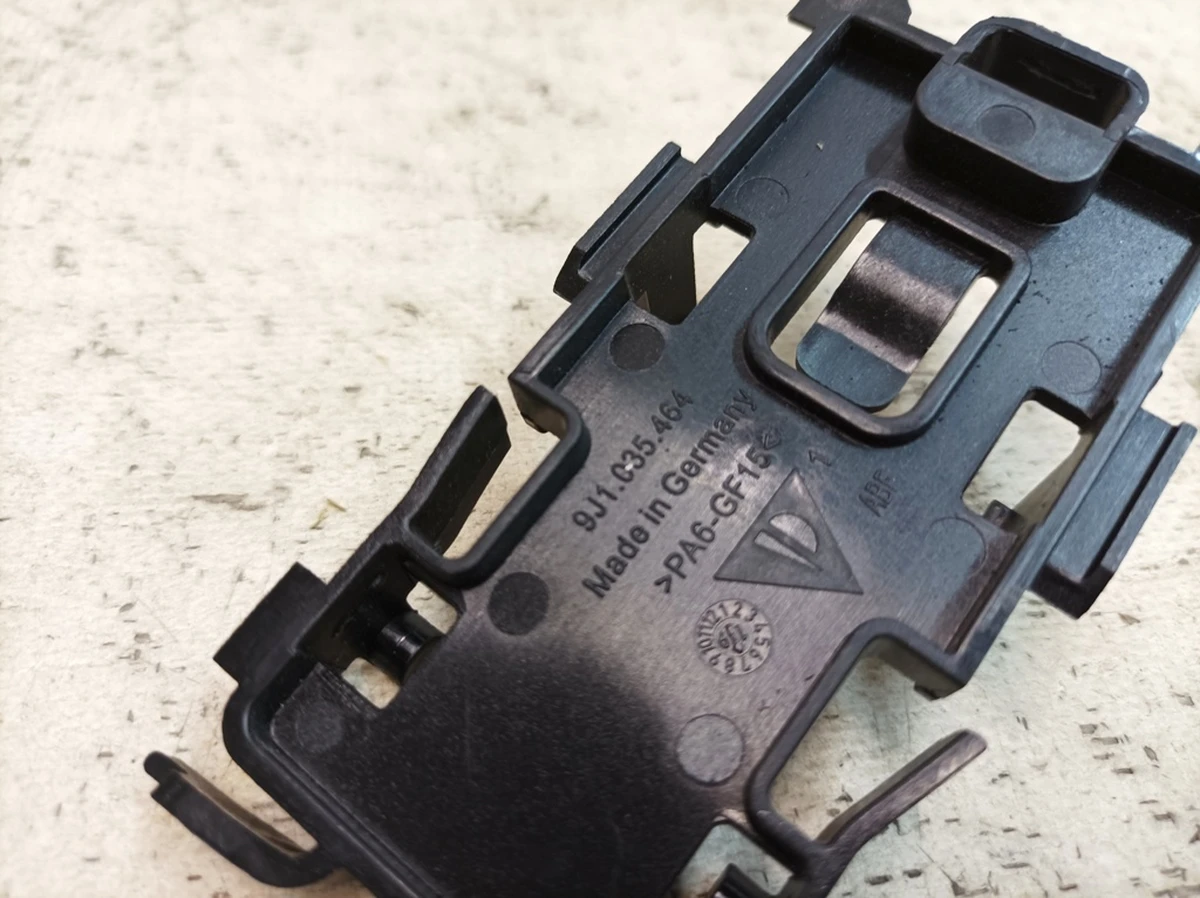 Кронштейн антени LTE Porsche Taycan 9J1035464