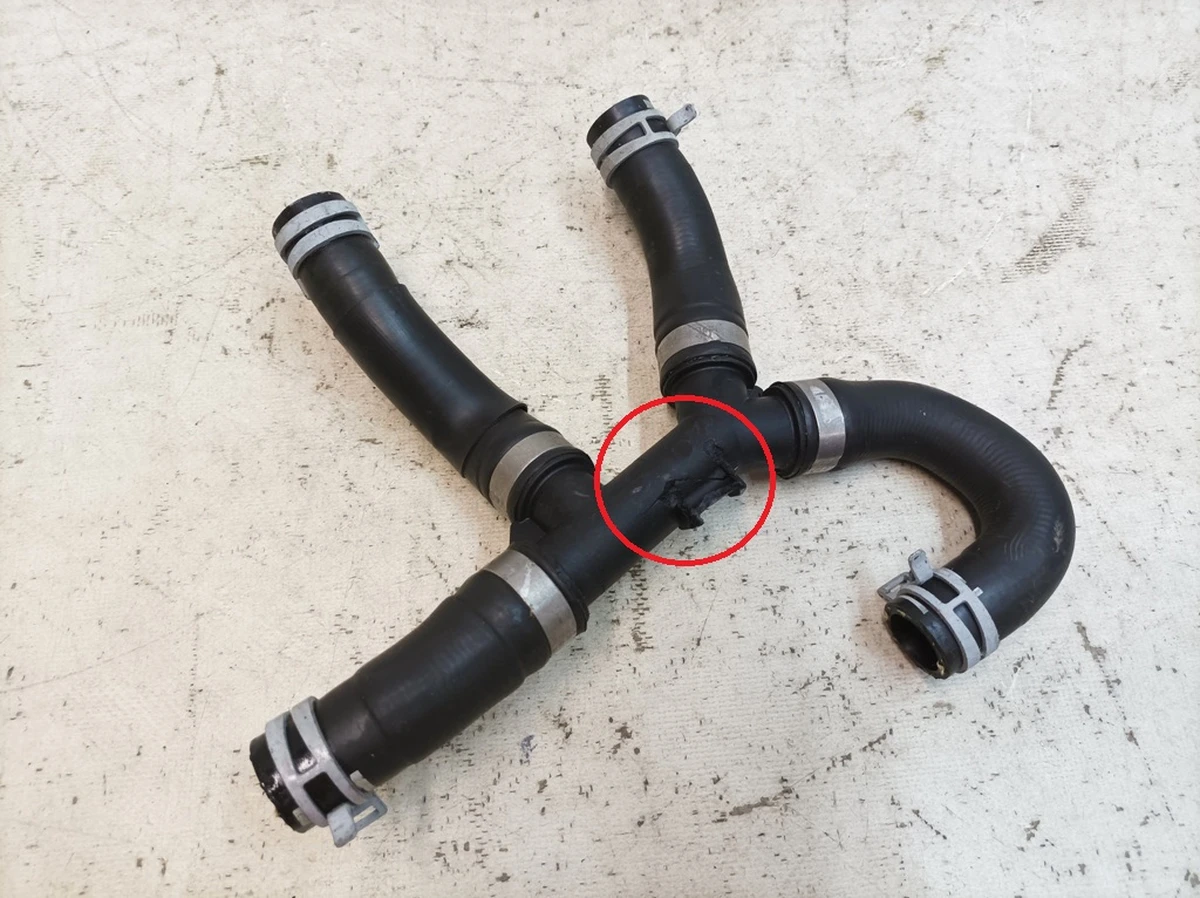 Трубопровід охолоджуючої рідини з пошкодженням Porsche Taycan 9J1121049B