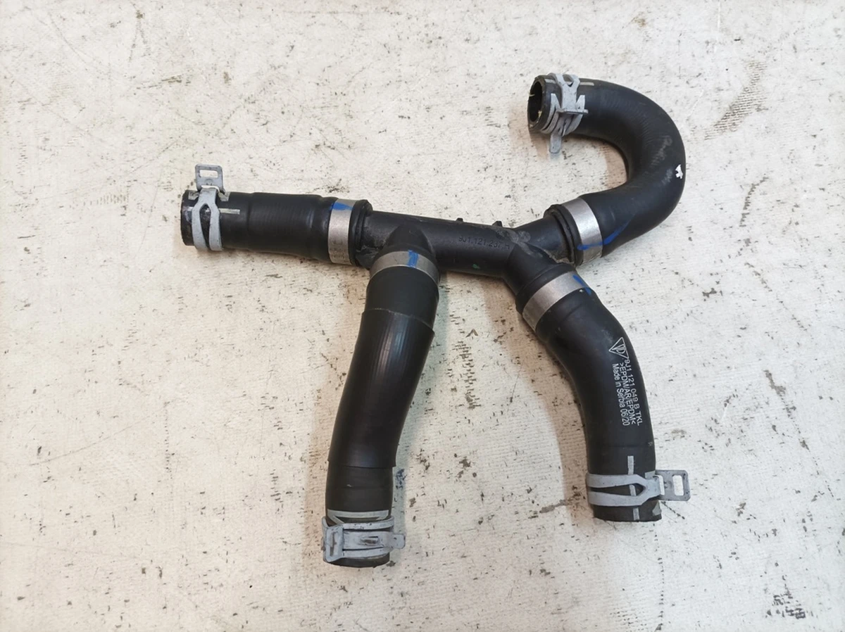 Трубопровід охолоджуючої рідини з пошкодженням Porsche Taycan 9J1121049B