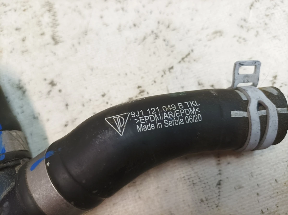 Трубопровід охолоджуючої рідини з пошкодженням Porsche Taycan 9J1121049B