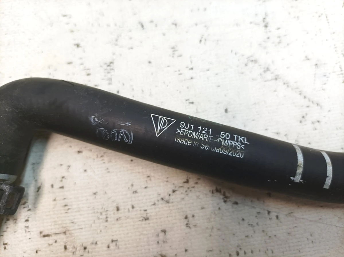 Трубопровод охлаждающей жидкости с повреждением Porsche Taycan 9J1121050