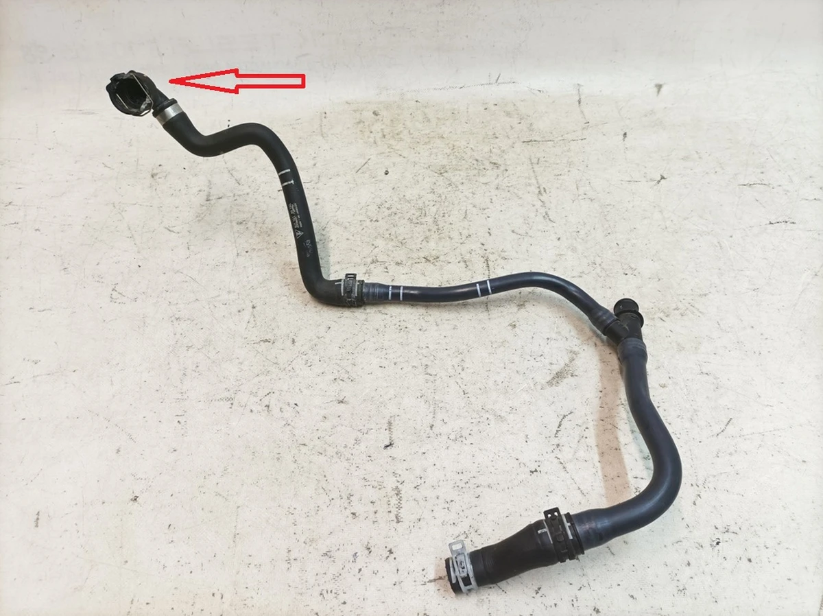 Трубопровод охлаждающей жидкости с повреждением Porsche Taycan 9J1121050