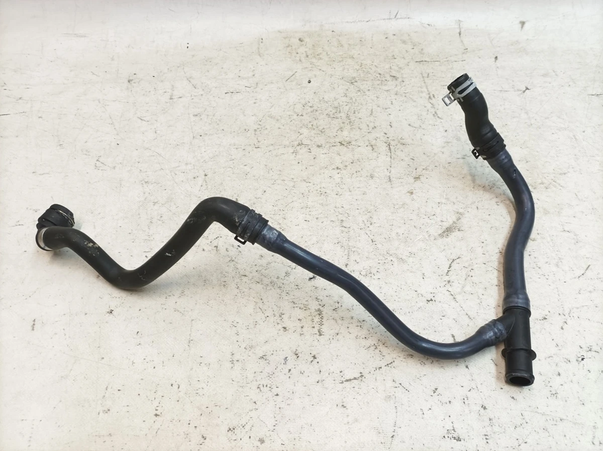 Трубопровод охлаждающей жидкости с повреждением Porsche Taycan 9J1121050