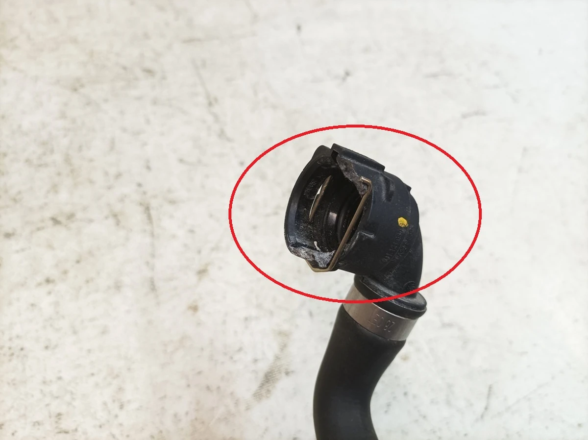 Трубопровод охлаждающей жидкости с повреждением Porsche Taycan 9J1121050