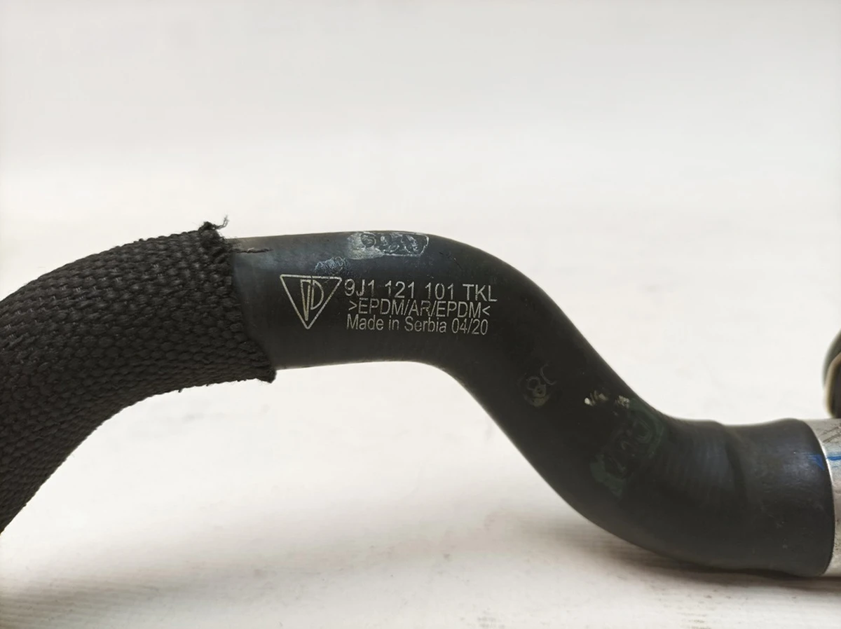 Шланг охлаждающей жидкости с быстроразъёмной муфтой Porsche Taycan 9J1121101