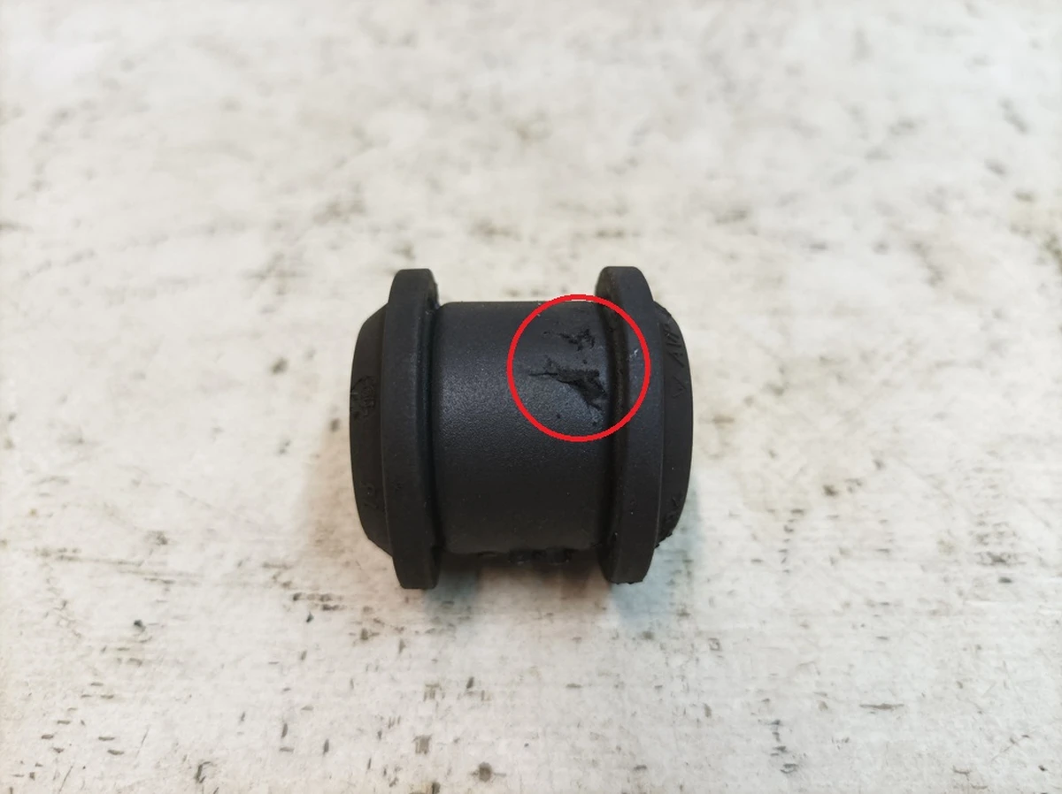 Front fan housing silent block with damage Porsche Taycan 9J1121425